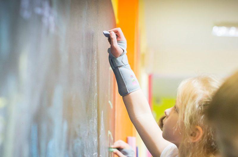 REH4MAT EB-N-01 - Dziecięca orteza stabilizująca nadgarstek